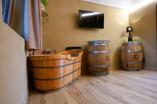Vasca da bagno in legno e botti nella Camera delle Botti del B&B Cascina Tavella a Rivalta di Torino, con TV e arredamento