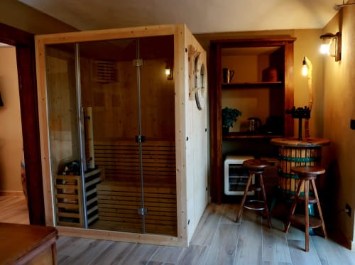 Cabina sauna a infrarossi nella zona benessere di B&B Cascina Tavella, Rivalta di Torino, con interni in legno e servizi moderni
