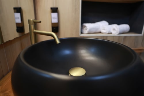 Raffinato lavabo nero con rubinetto in ottone nella Camera delle Botti della B&B Cascina Tavella, Rivalta di Torino