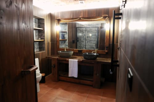 Lussuoso bagno del B&B Cascina Tavella a Rivalta di Torino, con finiture in legno scuro, doppio lavabo e design moderno