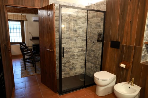 Bagno moderno in Camera del Contadino a B&B Cascina Tavella, Rivalta di Torino, con doccia in pietra, toilet e bidet