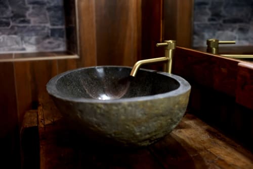 Lavabo in pietra con rubinetto in ottone presso il B&B Cascina Tavella a Rivalta di Torino, Italia