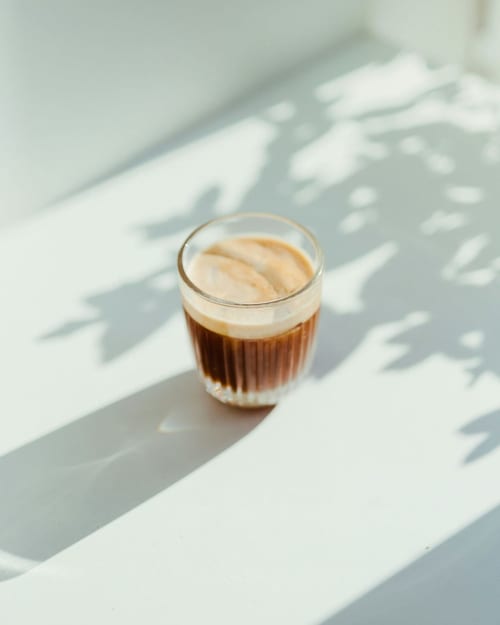 Espresso crémeux à La Maison 1903, guesthouse à Trévou-Tréguignec, Bretagne