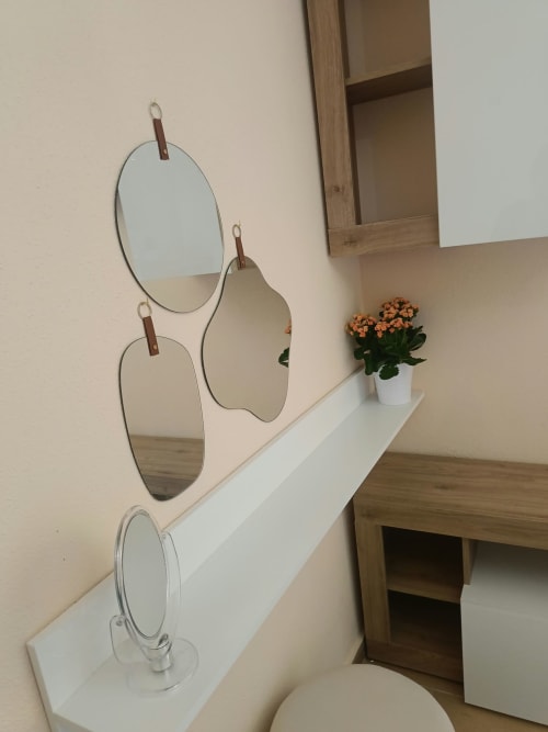 Specchi decorativi e fiori in vaso su scaffale bianco nella camera dell'hotel Atena Smartrooms, Sellia Italia