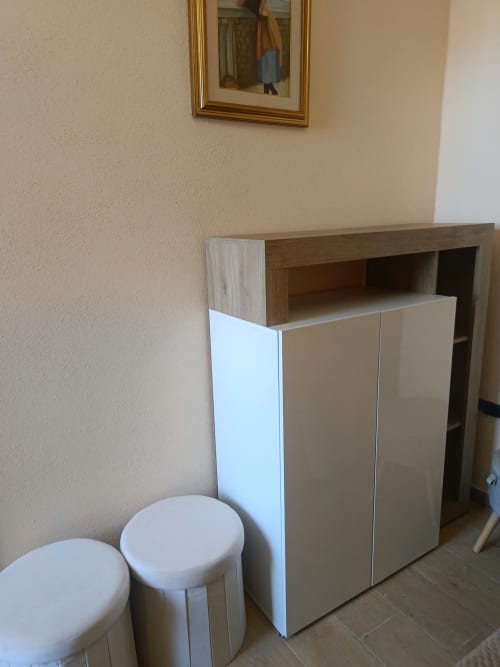 Arredamento moderno della camera d'hotel presso Atena Smartrooms a Sellia, con unit storage bianca, sgabelli e opere d'arte incorniciate