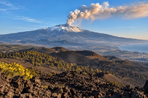 L'Etna in eruzione con picco innevato sopra Mascali, Sicilia, vista da Aurora View Resort