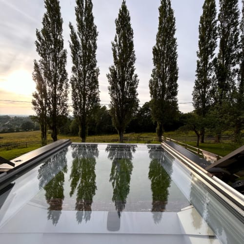 Reflectievijver met uitzicht op populieren en landelijke gronden van Domaine de Blanvatel villa in Saint-Pierre-en-Auge, Frankrijk
