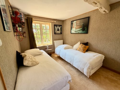 Tweepersoonskamer bij Domaine de Blanvatel B&B in Saint Pierre en Auge met tuinuitzicht en moderne voorzieningen