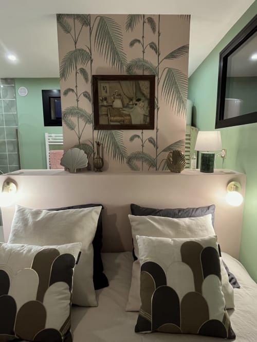 Moderne slaapkamer met twee aparte bedden, palmbehang accentmuur, mintgroene muren in villa Domaine de Blanvatel in Saint Pierre en