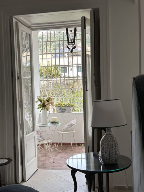 Elegante ingresso della camera che si apre sulla terrazza giardino del Relais Palazzo Cacace, Meta di Sorrento