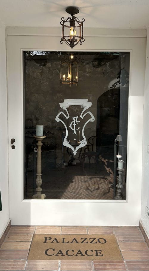 Elegante ingresso della villa Relais Palazzo Cacace a Meta di Sorrento con porta decorativa e accogliente zerbino