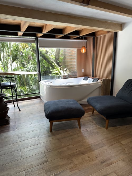 Lujosa suite spa del chalet en CASA ACENTO Valle de Bravo con jacuzzi, vistas al jardín y amenidades modernas