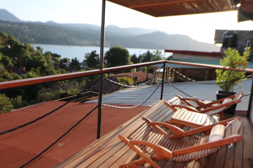Terraza de la habitación Monarca en Casa Acento, Valle de Bravo con tumbonas, vistas al lago y las montañas