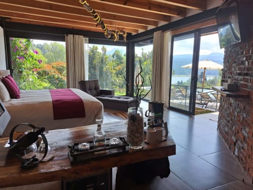 Habitación Bugambilia en CASA ACENTO Valle de Bravo con vistas al lago, cama queen, sillón y terraza con vista a las montañas