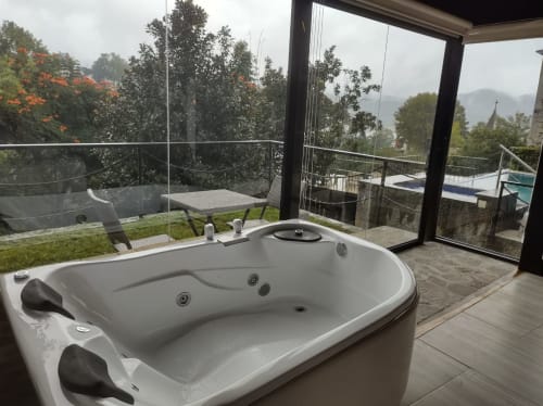 Lujoso jacuzzi en terraza con vistas al lago y las montañas de Casa Acento, Valle de Bravo