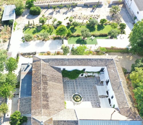 Vista aérea de Hacienda Las Lumbreras en Montellano mostrando el patio, jardines y tejado de terracota
