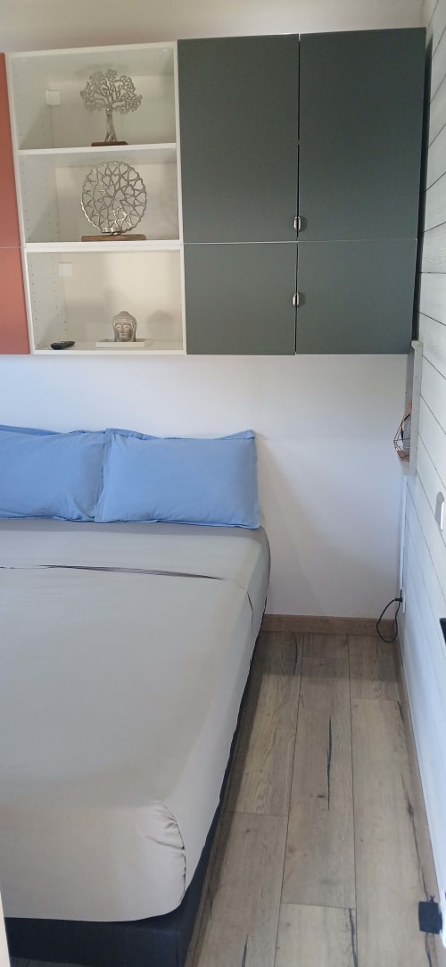 Chambre moderne du Chalet Eléonore au Domaine de Jade avec lit, rangements intégrés et placards