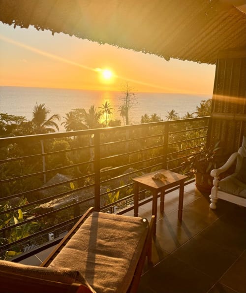 Vue du coucher de soleil depuis la terrasse Le Chissioua dominant la mer Méditerranée avec palmiers et salon privé