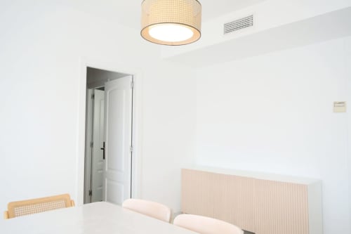 Dormitorio moderno en Royal Banus Marbella con paredes blancas, iluminación contemporánea y mobiliario minimalista