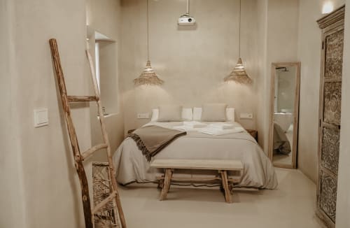 Chambre minimaliste à EntreArcos Eco-Boutique à Vejer de la Frontera avec tons neutres, luminaires suspendus et bois rustique