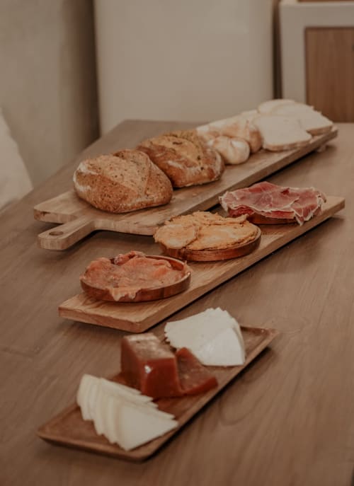 Plateau de charcuterie espagnole avec pain, charcuteries et fromage à EntreArcos Casa Eco-Boutique à Vejer de la Frontera