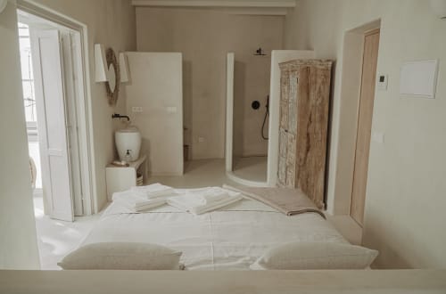 Chambre spacieuse du cottage EntreArcos Eco-Boutique avec salle de bains privative, armoire en bois et équipements modernes à Vejer de