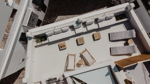 Vue aérienne de la terrasse sur le toit de l'EntreArcos Eco-Boutique à Vejer de la Frontera avec mobilier de détente et vue sur la ville