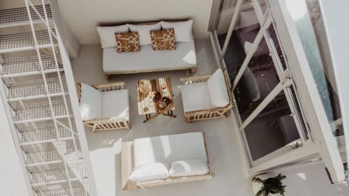 Vue de dessus d'une chambre lumineuse du cottage à EntreArcos Eco-Boutique à Vejer de la Frontera avec lits en bois et draps blancs
