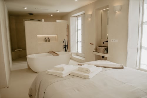 Chambre de luxe avec baignoire îlot, linge blanc et salle de bain moderne à EntreArcos Eco-Boutique de Vejer de la