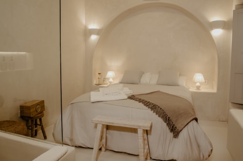 Alcôve de chambre chaulée à EntreArcos Eco-Boutique à Vejer de la Frontera avec lit en niche voûtée, accents en bois