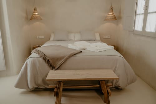 Chambre sereine à EntreArcos Eco-Boutique à Vejer de la Frontera avec lustres tressés, literie neutre et bois