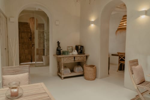 Intérieur blanc immaculé à EntreArcos Casa Eco-Boutique à Vejer de la Frontera avec portes voûtées et mobilier en bois