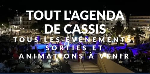 Événement nocturne à La Rade Cassis avec illuminations bleues et foule rassemblée pour se divertir