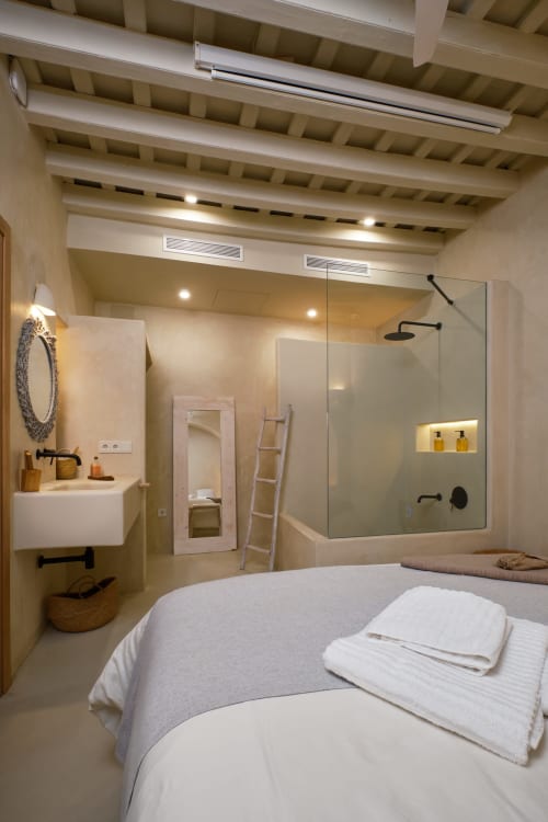 Salle de bain privée moderne du cottage EntreArcos Eco-Boutique avec douche vitrée, lavabo sur colonne et lit intégré