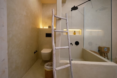 Salle de bain moderne à EntreArcos Eco-Boutique à Véjer de la Frontera avec baignoire, douche cascade et décor