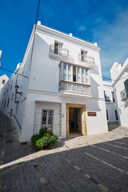 Petite maison méditerranéenne blanche aux balcons en fer forgé, EntreArcos Casa Eco-Boutique dans la vieille ville de Vejer de la Frontera