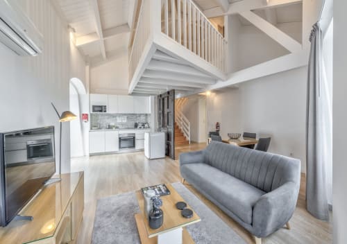 Apartamento duplex moderno no Oporto Comfort Dom Hugo, Porto, com cozinha integrada, sofá cinzento e quarto em mezzanine