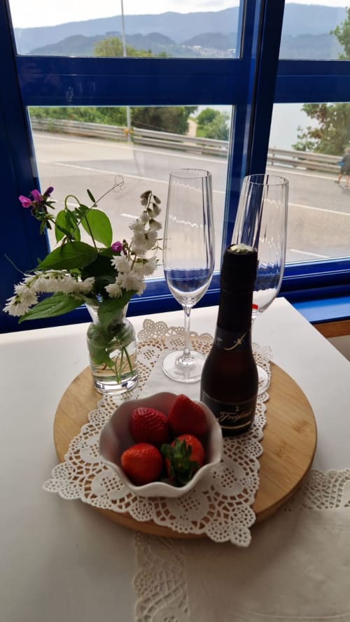Elegante mesa servida con vino, fresas y flores con vistas a las montañas en Houses by Pilar, Sotomayor
