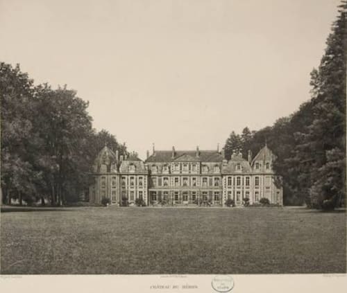 Château de Héron, un manoir historique majestueux à Morville le Héron, entouré de beaux arbres et de vastes jardins