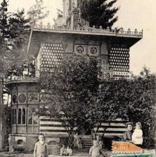 Tour historique à façade ornée aux Gîtes De Flaubert à Morville le Héron, France