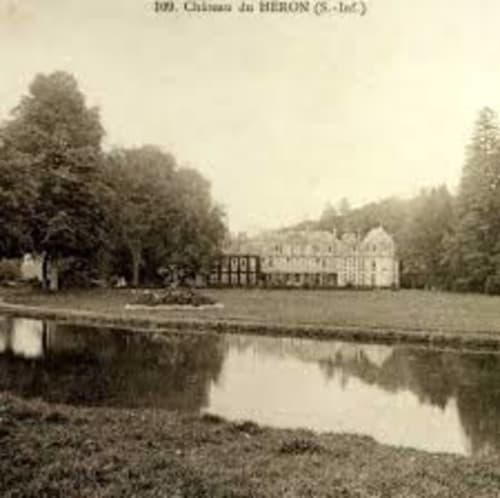 Château du Héron avec jardins entretenus et bassin de réflexion, Morville, France