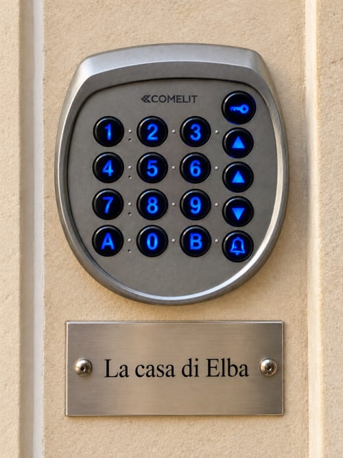 Tastiera digitale Comelit a La casa di Elba, Roma - sistema di accesso sicuro per gli ospiti