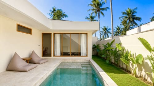 Villa moderna con piscina privada, área de descanso y jardín tropical en Oasis Dune Villas, Lombok