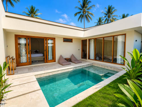Villa de lujo en Oasis Dune Villas, Lombok, con piscina privada, arquitectura moderna y jardín tropical