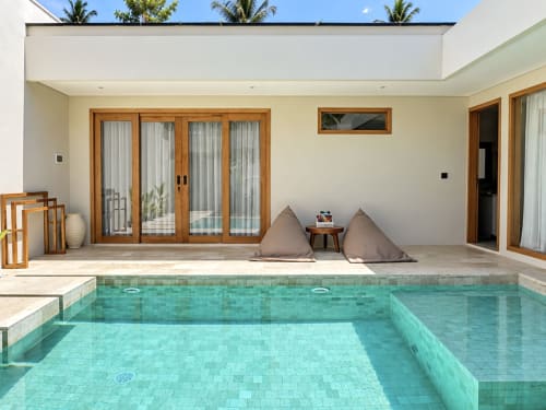 Villa privada con piscina en Oasis Dune Villas, Lombok, con piscina turquesa, puertas de madera y zona de descanso