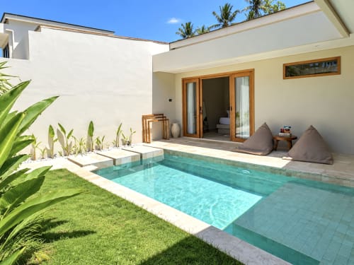 Villa privada con piscina turquesa, zona de descanso y jardín tropical en Oasis Dune Villas, Lombok Tengah