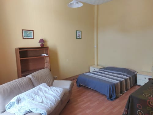 Chambre spacieuse aux Hortensias B&B à Bourbonne-les-bains avec deux lits, mobilier en bois et vue sur le jardin
