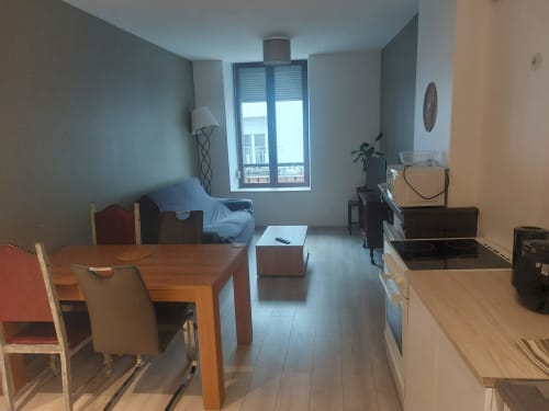 Séjour ouvert avec table à manger, cuisine et coin détente aux Hortensias, Bourbonne-les-Bains