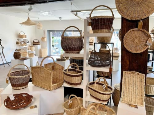 Paniers tissés à la main et décoration en osier exposés à la boutique Les Hortensias à Champlitte, France