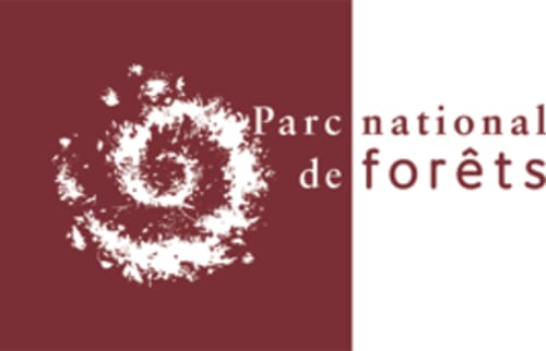 Logo du Parc national de forêts aux couleurs bourgogne et blanc pour le gîte Les Hortensias à Champlitte